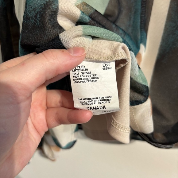 🎉4/30$🎉 Le Chateau Abstract Print Off-Shoulder Blouse 🎨 - Picture 4 of 5